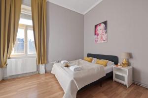 Spacious 4BR Art Flat in Budapest Centre Next to Metro