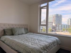 Modern Bright 3BR Family Condo Near Lansdowne & YVR