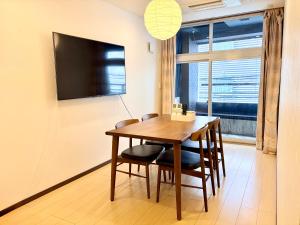 青葉邸-NIPPONBASHI Room 202-3 Min Walk to Kuromon Market 3BR 5 Beds Family Residence