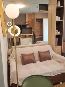 Modern Studio Pool View, King bed, BTS Punnawithi