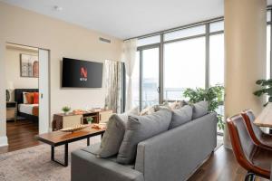 Elegant 2BDR 2BA Condo Near UofT Sofa Bed