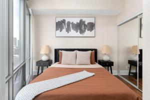 Elegant 2BDR 2BA Condo Near UofT Sofa Bed