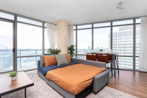Elegant 2BDR 2BA Condo Near UofT Sofa Bed