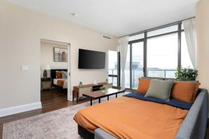 Elegant 2BDR 2BA Condo Near UofT Sofa Bed