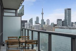 Elegant 2BDR 2BA Condo Near UofT Sofa Bed