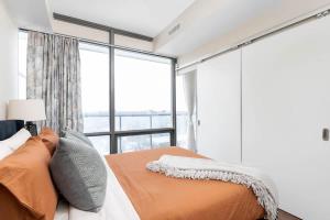 Elegant 2BDR 2BA Condo Near UofT Sofa Bed