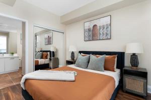 Elegant 2BDR 2BA Condo Near UofT Sofa Bed