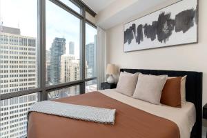 Elegant 2BDR 2BA Condo Near UofT Sofa Bed