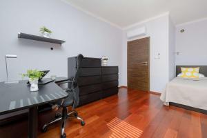 Comfortable Apartment with a Balcony A Place to Work by Noclegi Renters