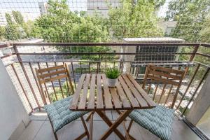 Comfortable Apartment with a Balcony A Place to Work by Noclegi Renters