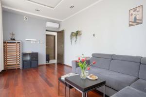 Comfortable Apartment with a Balcony A Place to Work by Noclegi Renters