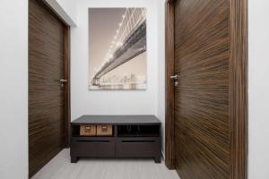 Comfortable Apartment with a Balcony A Place to Work by Noclegi Renters