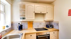 Comfortable 2-Bed Home in Brotton by MCPI Hosting, Ideal for Contractors with Free WiFi & Parking