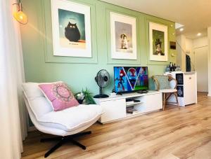 Spacious Modern & Stylish Flat by HostWise