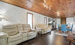 Cozy Retro Mid-Century Vibes 2BR Villa TYS UT