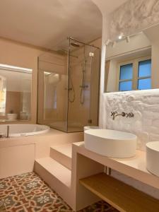 Luxury charming Suite with Jacuzzi in Historic building Stairway La Spezia Steps away from trains and downtown