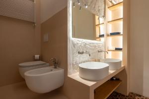 Luxury charming Suite with Jacuzzi in Historic building Stairway La Spezia Steps away from trains and downtown