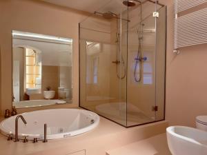 Luxury charming Suite with Jacuzzi in Historic building Stairway La Spezia Steps away from trains and downtown