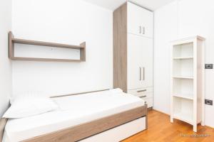 Residence Almarea - Three-Bedroom Apartment with Balcony