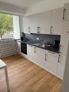 Modernes City Appartment mit Balkon & Parkplatz