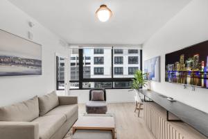 Modern Apartment located on the 9th floor- Pool and Gym acces