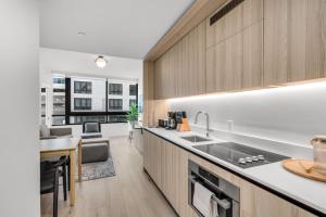 Modern Apartment located on the 9th floor- Pool and Gym acces