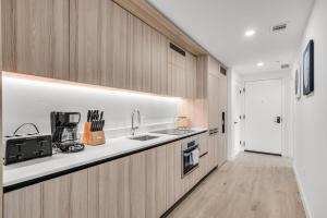 Modern Apartment located on the 9th floor- Pool and Gym acces