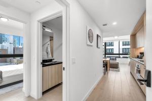 Modern Apartment located on the 9th floor- Pool and Gym acces
