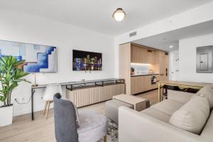 Modern Apartment located on the 9th floor- Pool and Gym acces