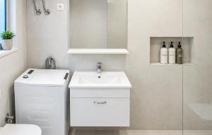 Awesome Apartment In Mimice With Wifi
