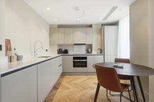 Cheyne Evergreen l Luxury Chelsea Retreat with Thames Views