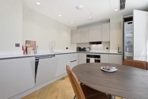 Cheyne Evergreen l Luxury Chelsea Retreat with Thames Views
