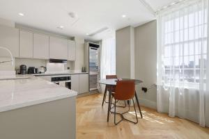 Cheyne Evergreen l Luxury Chelsea Retreat with Thames Views