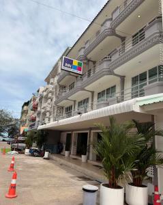 THE BEACH INN Cha-Am