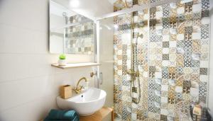 Spacious 2 Bd Seafront Escape in Volos w Patio