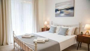 Spacious 2 Bd Seafront Escape in Volos w Patio