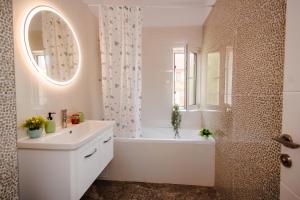 Emerald Suite - Private Parking & Self Check-In