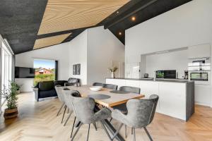 New Luxury Home With Dune Views By North Sea Sj305
