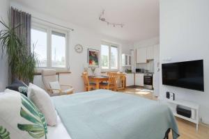 Green Studio Bielany Near the Metro by Noclegi Renters