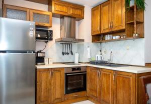 Spacious Flat with Garage - Steps from the Sea Garden by Flat Manаger