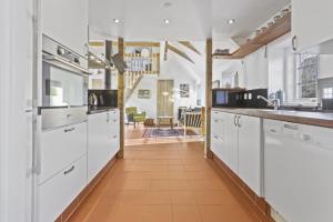 Stylish Renovated Holiday Home Sj-357