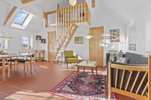 Stylish Renovated Holiday Home Sj-357
