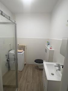 Cozy & Spacious Apartment near Tram