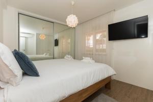 Maravista Sea View Apartment with Balcony and Parking