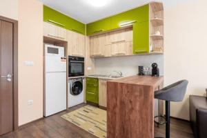 Comfortable 1BR w Balcony & Free Parking