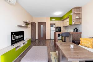 Comfortable 1BR w Balcony & Free Parking