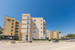 Aqua Breeze Golem 2BR Apartment by PikHost