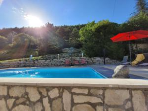 Gite de la Méouge, Domaine de la Méouge, piscine et accès direct rivière