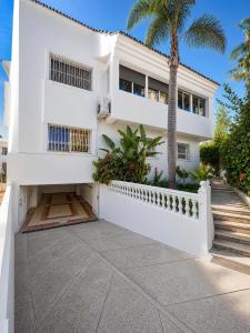 Villa Familiale Élégante avec Piscine Privée, Jardin & Sans Vis-à-V