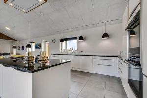 Luxury House With Pool, Spa, And Much More - Sj990